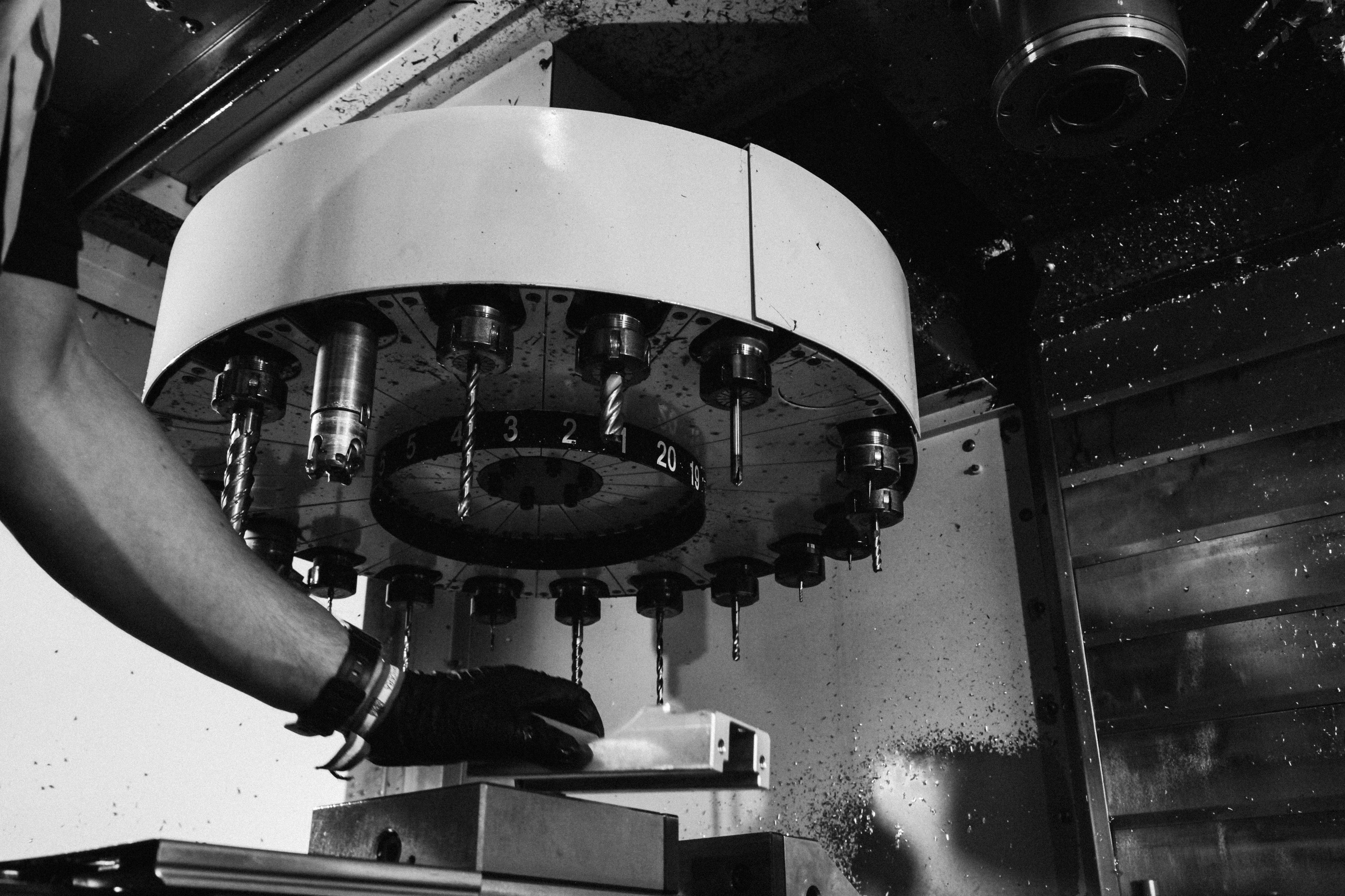 Carrusel de herramientas de un centro de mecanizado CNC de Nerva Technologies, en blanco y negro.